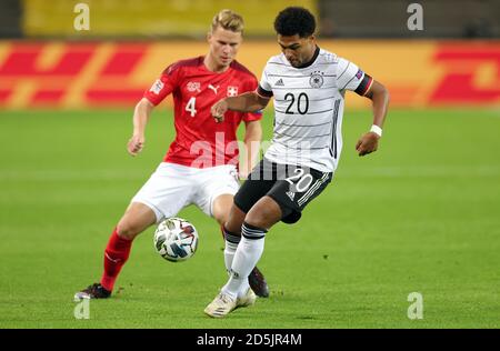 Cologne, Allemagne. 13 octobre 2020. Firo: 13.10.2020 football, Soccer: UEFA NATIONS LEAGUE, Landerspiel Nationalmannschaft Allemagne, GER - Suisse, SUI 3: 3 Serge GNABREY, GER à droite contre ELVEDI | usage dans le monde crédit: dpa/Alay Live News Banque D'Images