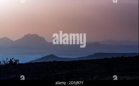 Paysage au lever du soleil près d'une ville historique d'Axum, Parc national des montagnes Simien dans le nord de l'Éthiopie Banque D'Images