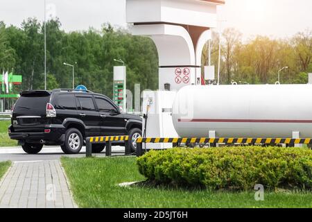 Station de gaz propane liquide. Réservoir de ravitaillement de voiture de vus moderne noir avec carburant liquide naturel de puissance alternative Banque D'Images