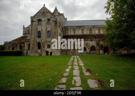 ROMSEY, HAMPSHIRE, ROYAUME-UNI 13 OCTOBRE 2020. L'abbaye de Romsey où la nouvelle « fenêtre d'appel » représentant l'infirmière et le réformateur social, Florence Nightingale a été installée à Romsey, Hampshire, Royaume-Uni le mardi 13 octobre 2020. Créé par l'artiste Sophie Hacker, le vitrail est une célébration de la « Dame de la lampe » née il y a 200 ans cette année. Un service pour souligner l'occasion a été reporté en raison de la pandémie de Covid et est reporté au 16 mai 2021. Nightingale a grandi à Embley Park, près de Romsey, Hampshire photo Credit: Luke MacGregor/Alay Live News Banque D'Images