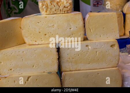 Gros plan de coupes de kashkaval ou de fromage kasseri pour solde sur la tablette Banque D'Images