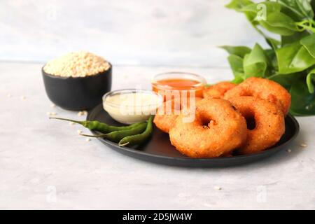 Vada ou Medu vadai avec sambar et chutney de noix de coco - en-cas populaire sud-indien. Ingrédients de recette avec espace de copie Banque D'Images