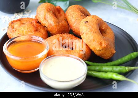 Vada ou Medu vadai avec sambar et chutney de noix de coco - en-cas populaire sud-indien. Ingrédients de recette avec espace de copie Banque D'Images