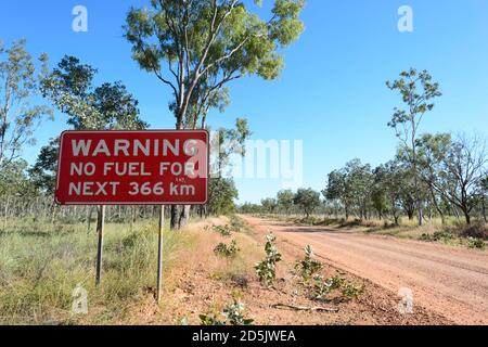 Aucun panneau d'avertissement de carburant sur une route de terre isolée de l'Outback près de Borroloola, territoire du Nord, territoire du Nord, Australie Banque D'Images