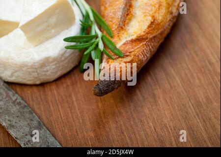 Fromage français et baguette fraîche sur un coupe-bois Banque D'Images