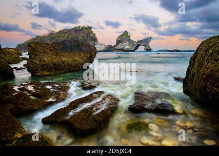 Rock dans l'océan à la plage d'Atuh sur Nusa Penida île Banque D'Images