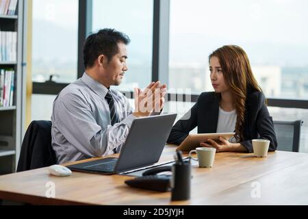 homme d'affaires et femme d'affaires asiatiques assis à la table au bureau discutant entreprise Banque D'Images