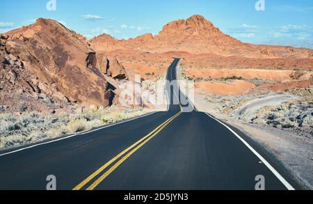 Route pittoresque du désert du Nevada, image colorée, États-Unis. Banque D'Images