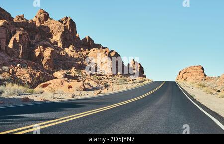 Vue panoramique sur la route du désert du Nevada, image aux couleurs vives, États-Unis. Banque D'Images
