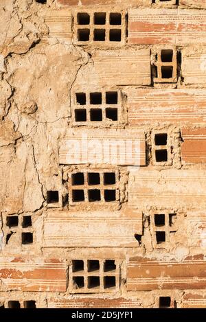 Prise pleine cadre d'un mur de briques inachevé et abîmé Banque D'Images