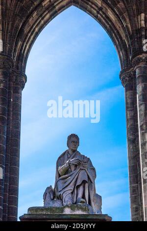 La statue de Sir Walter Scott et son chien, encadrés par le monument Scott à Édimbourg. Banque D'Images