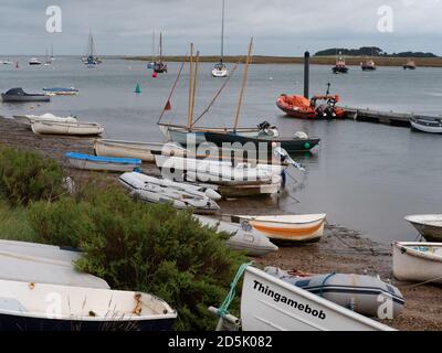 En regardant de la ville au Big Gap par une journée sombre, des dinghies, des yachts et des bateaux de sauvetage ont amarré ou fait du beached à Wells-Next-the-Sea, Norfolk, Royaume-Uni. Banque D'Images