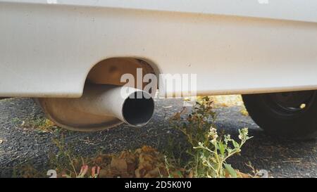 les gaz d'échappement du silencieux de la voiture empoisonnent l'environnement Banque D'Images