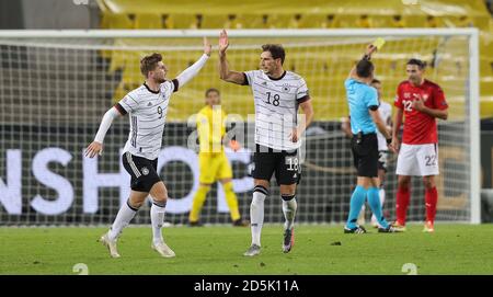 Cologne, Allemagne. 14 octobre 2020. Firo: 13.10.2020 football, Soccer: UEFA NATIONS LEAGUE, Landerspiel Nationalmannschaft Allemagne, GER - Suisse, SUI 3: 3 jubilation Allemagne avec Timo WERNER et Leon GORETZKA, à droite | usage dans le monde crédit: dpa/Alay Live News Banque D'Images