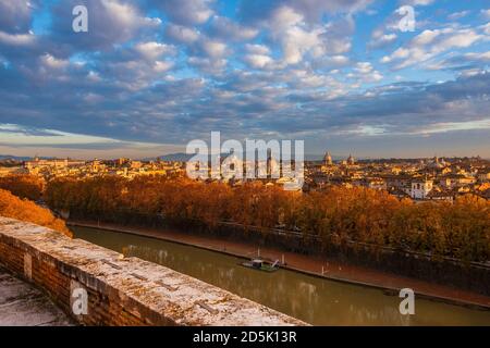 Automne et feuillage à Rome. Vue panoramique sur l'horizon historique du centre-ville au coucher du soleil avec de magnifiques feuilles automnales Banque D'Images