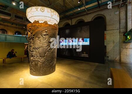 Dublin, Irlande - 09 novembre 2015 : intérieur du magasin Guinness à Dublin. Monument à une tasse de Guinness. Guinness Storehouse est une attraction touristique a Banque D'Images