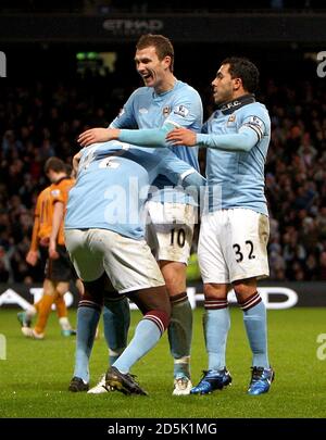 Le Gnegneri Toure Yaya de Manchester City (à gauche) célèbre avec ses coéquipiers Edin Dzeko (au centre) et Carlos Tevez après avoir mis ses côtés troisième objectif du jeu Banque D'Images