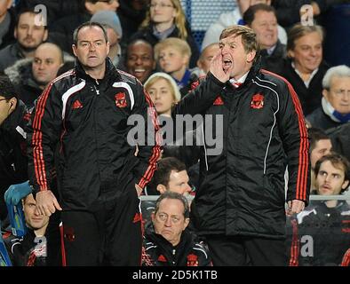 Kenny Dalglish, directeur de Liverpool (à droite), et Steve Clarke, son assistant, sur la ligne de contact. Banque D'Images