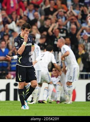 Le Gareth Bale de Tottenham Hotspur se promène après le Real Madrid Cristiano Ronaldo fête avec ses coéquipiers (derrière) après avoir obtenu leur score quatrième objectif Banque D'Images