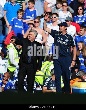 Carlo Ancelotti, directeur de Chelsea (à gauche) et entraîneur adjoint de la première équipe Paul Clement (à droite) sur la ligne de contact Banque D'Images