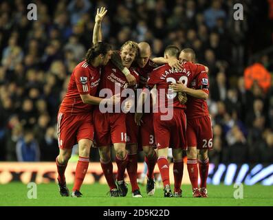 Dirk Kuyt de Liverpool (2e à gauche) est félicité par ses coéquipiers après avoir obtenu la note de leur côté deuxième but du jeu Banque D'Images