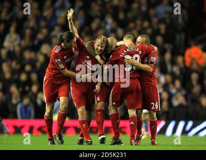 Dirk Kuyt de Liverpool (2e à gauche) est félicité par ses coéquipiers après avoir obtenu la note de leur côté deuxième but du jeu Banque D'Images