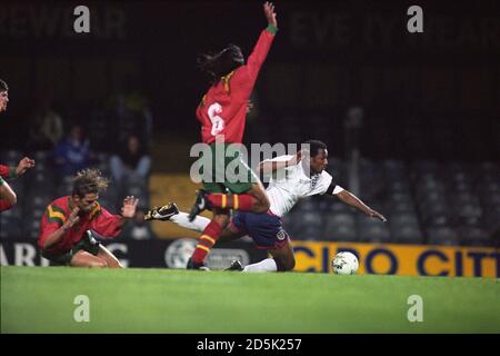 Litos, Portugal-U21, fait tomber Julian Joachim, Angleterre-U21. Banque D'Images