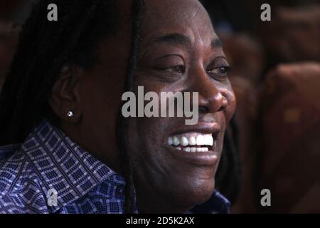 DOSSIER - dans ce fichier photo du 30 octobre 2009, Clarence Clemons, saxophoniste du groupe E Street de Bruce Springsteen depuis 1972, réagit lors d'une entrevue à New York. Une personne qui a travaillé avec Clemons dans la nuit du dimanche 12 juin 2011 a confirmé que Clemons a subi un accident vasculaire cérébral. (Photo AP/Bebeto Matthews, fichier) Banque D'Images