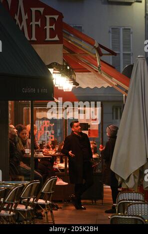 *** STRICTEMENT AUCUNE VENTE AUX MÉDIAS OU ÉDITEURS FRANÇAIS - DROITS RÉSERVÉS ***13 octobre 2020 - Paris, France: Les gens s'assoient et boivent sur les terrasses de bars et de cafés de la rue Mouffetard. Les bars de Paris étaient censés fermer deux semaines après que la capitale française ait été placée sur « maximum Covid Alert » le 5 octobre, et seuls les restaurants restent ouverts selon des directives strictes. Plusieurs bars et cafés ont décidé de rester ouverts néanmoins, servant souvent des chips ou des olives à ignorer autour de la nouvelle réglementation. Le gouvernement serait en train de muer un couvre-feu plus strict pour limiter la propagation du coronavirus. Banque D'Images