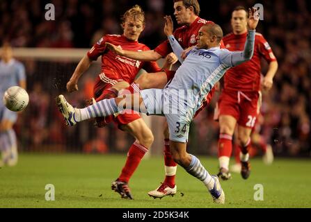 Nigel de Jong de Manchester City (à droite) en action avec Liverpool Dirk Kuyt (à gauche) et Jordan Henderson Banque D'Images