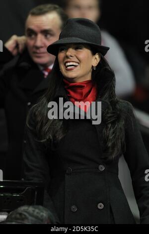 Propriétaire de Liverpool John W Henry de l'épouse Linda Pizzuti dans le se tient avant le coup d'envoi Banque D'Images