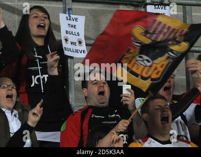 Un fan de Bradford Bulls tient une affiche « Save the Bulls » avant le match contre Hull FC. Banque D'Images