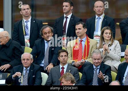 Michel Platini, président de l'UEFA (à gauche) aux côtés de Felipe, prince des Asturies dans les tribunes Banque D'Images