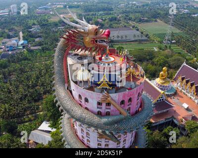 Vue aérienne du Temple du Dragon Wat Samphran dans le district de Sam Phran, dans la province de Nakhon Pathom, près de Bangkok, Thaïlande. Banque D'Images