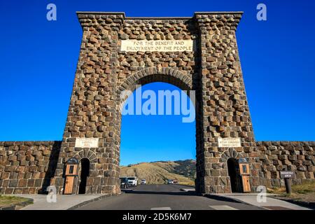 The Roosevelt Arch à l'entrée nord, parc national de Yellowstone, Wyoming, États-Unis Banque D'Images