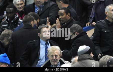 Paul Ince (au centre) dans les tribunes pour regarder le match entre Sheffield mercredi et Blackpool. Banque D'Images