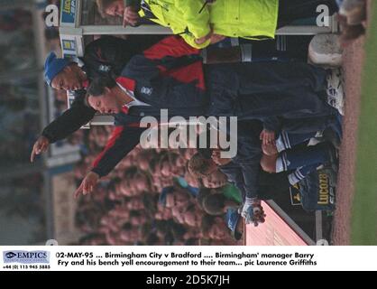 02-MAI-95 ... Birmingham City / Bradford .... Barry Fry, le directeur de Birmingham et son banc encouragent leur équipe Banque D'Images