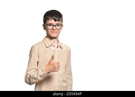 Mignon blanc caucasien garçon portant des lunettes montrant les pouces vers le haut arrière-plan blanc isolé Banque D'Images