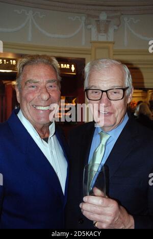 Dr Who Dr Who acteurs, John Levene et Richard Franklin, lors du dévoilement d'une plaque bleue commémorant Jon Pertwee, New Wimbledon Theatre, 2016 Banque D'Images