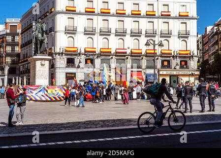 Madrid, Espagne - 11 octobre 2020 : manifestation à Puerta del sol contre la journée de l'Hispanité. Banque D'Images