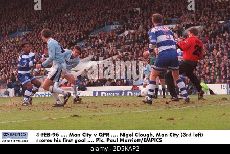 3-FÉV-96 .... Manchester City / Queens Park Rangers .... Nigel Clough, Man City (3e à gauche) marque son premier but Banque D'Images