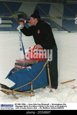 07-FÉV-1996 ... Coca Cola Cup Photocall ... Barry Fry, directeur municipal de Birmingham, prend un verre dans la neige à St Andrews avec un traîneau tiré par husky Banque D'Images