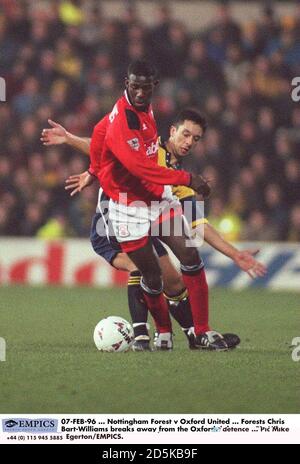 07-FÉV-96 ... Nottingham Forest v Oxford United ... Chris Bart-Williams, de Forest, s'éloigne de la défense d'Oxford Banque D'Images