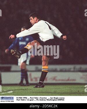 14-FÉV-1996 ... Port Vale v Everton ... Ian Bogie marque le premier but de Port Vale Banque D'Images