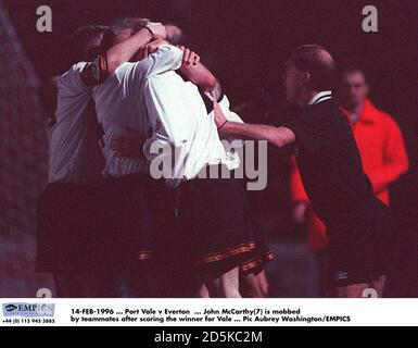 14-FÉV-1996 ... Port Vale v Everton ... Jon McCarthy (7) est pris par des coéquipiers après avoir obtenu le score de Port Vale Banque D'Images