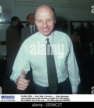 14-FÉV-1996 ... Port Vale v Everton ... Le directeur de Port Vale, John Rudge, remet les pouces après que son côté a fait sortir Everton de la coupe FA Banque D'Images