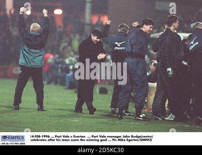 14-FÉV-1996 ... Port Vale v Everton ... John Rudge, directeur de Port Vale (au centre), célèbre une fois que son équipe a atteint le but gagnant Banque D'Images