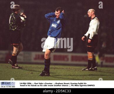 14-FÉV-1996 ... Port Vale v Everton ...Graham Stuart (Everton) tient sa tête dans ses mains comme son côté gaspillent une autre chance Banque D'Images