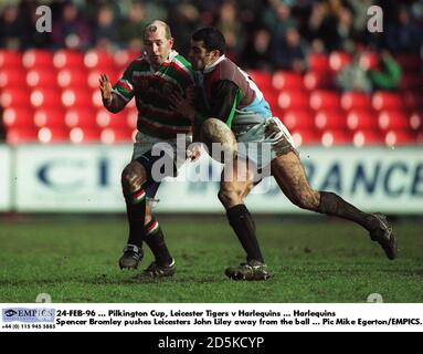 24-FÉV-96 ... Pilkington Cup - Leicester Tigers / Harlequins ... Spencer Bromley de Harlequins repousse John Liley de Leicester du ballon Banque D'Images