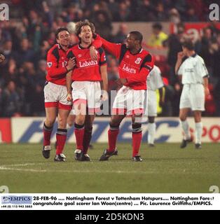 28-FÉV-96 .... Nottingham Forest v Tottenham Hotspur .... Nottingham Forest félicite le marqueur d'objectif Ian Woan (centre) Banque D'Images